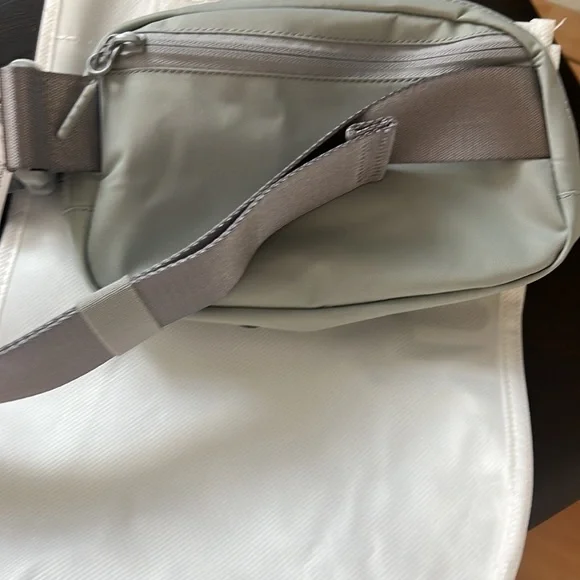 Lulu Lemon Everywhere Belt Bag - Picture 3 of 4